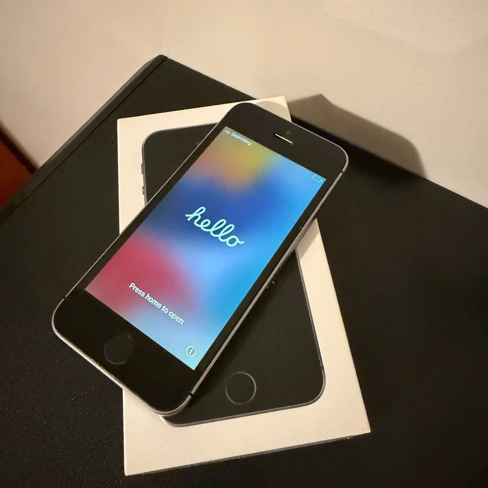 Apple iPhone SE Black and Silver